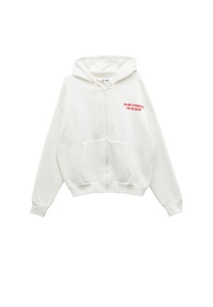 Witte ritshoodie van zachte stof met een voorkantzak. Bevat rode tekst: "IK BEN GEEN PRINSES, IK BEN DE KONINGIN!" op de linkerkant van de borst.