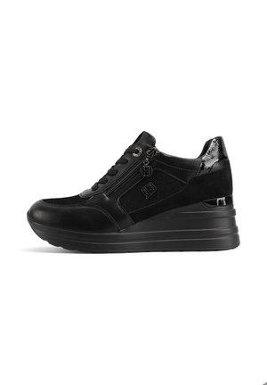 Sneakers a zeppa nera realizzati con una combinazione di pelle liscia e suede testurizzato. Presentano una zip laterale, chiusura con lacci e accenti lucidi.