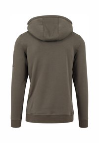 Olijfgroene hoodie met een getailleerd ontwerp, geribde manchetten en zoom. Bevat een capuchon en een gestructureerde patch op de linker mouw. Gemaakt van zachte stof.
