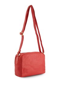 Rote Leder-Umhängetasche mit rechteckiger Form, glatter Textur und verstellbarem Schulterband. Sie verfügt über einen Reißverschluss und minimalistischen Beschläge.