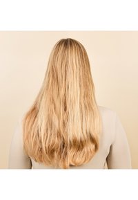 Blond haar getoond van achteren, opgesplitst in twee helften: de linkerkant kroezig en golvend, de rechterkant glad en gestijld.