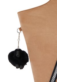 Borsa in pelle marrone chiaro con una texture liscia e un dettaglio con cerniera. Presenta un charm a forma di gorilla nero peloso rimovibile attaccato da una catena d'argento.