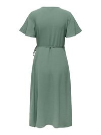 Põlve tagune salvei roheline kleit lühikeste lehvivate varrukatega ja õhukese sama materjali vööga vöökohal, valmistatud tekstuursest kangast.