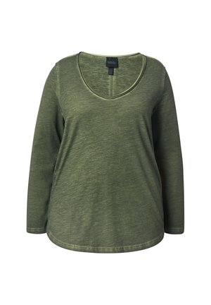 Camicia a maniche lunghe verde oliva con scollatura ampia e tessuto morbido, adatta per l'abbigliamento informale.