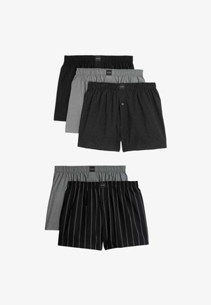 Vijf paar boxers in verschillende kleuren: effen zwart, effen grijs, zwart met stippen, grijs met ruitjes, en zwart met witte strepen. Elastische taillebanden.