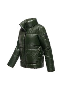 Groene pufferjack met glanzend materiaal, voorzien van een hoge kraag, ritssluiting en twee voorkruiken met een vierkante patch op de mouw.