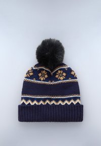 Beanie lavorato a maglia di colore blu navy con motivi geometrici bianchi, dorati e blu, dotato di un grande pompon in pelliccia nera sulla parte superiore e di un risvolto a coste.