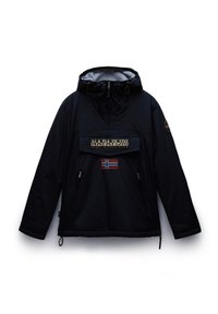 Sort pulloverjakke med hætte, der har en frontlynlås-lomme, "NAPAPIURI" logo og et lille norsk flag-patch. Glat stoftekstur.