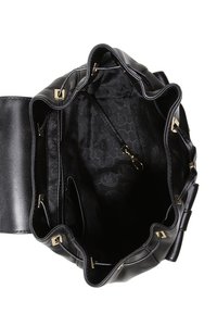Borsa a mano in pelle nera con un interno testurizzato, dettagli in hardware dorato, più scomparti e un design con bordo superiore arricciato.