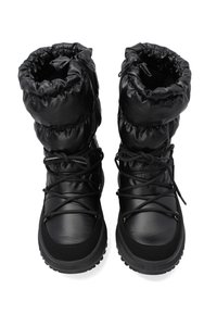 Czarne zimowe buty z podszytą, marszczoną cholewką, gładkim syntetycznym materiałem oraz teksturowaną gumową podeszwą i sznurowadłami zapewniającymi pewne dopasowanie.