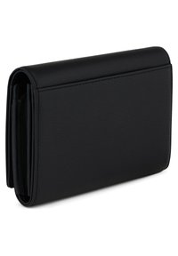 Cartera de cuero negro con una superficie texturizada, diseño compacto y cierre de solapa. Cuenta con múltiples compartimentos para organización y almacenamiento.