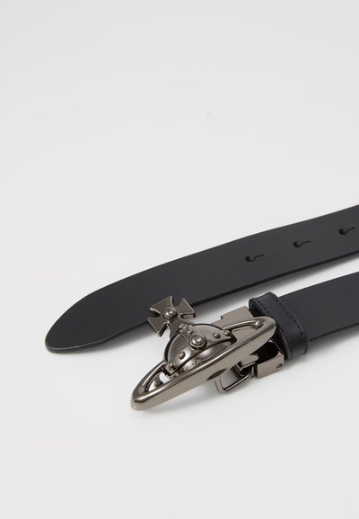 Μαύρη δερμάτινη ζώνη με μεταλλική αγκράφα σε σχήμα πλανήτη με δακτύλιο σε τροχιά και λεπτομέρεια σταυρού σε ουδέτερο φόντο.
