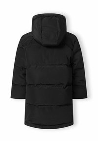 Doudoune noire avec capuche, manches courtes, motif matelassé horizontal et tissu doux et lisse sans fermetures visibles.