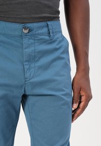 TOM TAILOR REGULAR WASHED - Vászonnadrágok - real teal blue
