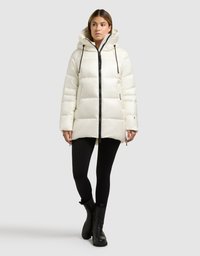 Hvid dunjakke med hætte, sort lynlås og snoretræk. Båret over sorte leggings og knæhøje sorte støvler. Glat, blank finish.