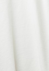 Tela blanca ligera con una textura suave y lisa. La superficie parece ligeramente arrugada, mostrando un diseño sencillo sin patrones.