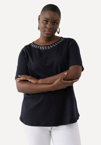 Ulla Popken RHINESTONE NECKLINE SHORT SLEEVE - Triko s potiskem - navy blue