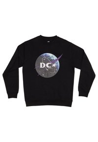 Schwarzer Sweatshirt mit einem kreisförmigen Grafikdesign, das planetarische Elemente zeigt, sowie dem weißen Text „DC SHOE CO“ und lila Akzenten und Sternen.
