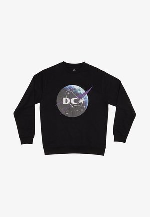 Felpa nera con grafica circolare che presenta un design planetario e la scritta “DC SHOE CO” in bianco, con dettagli viola e stelle.