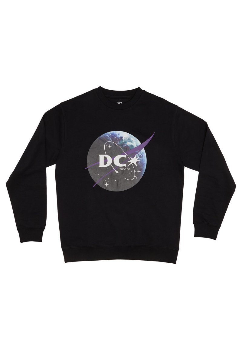 Schwarzer Sweatshirt mit einem kreisförmigen Grafikdesign, das planetarische Elemente zeigt, sowie dem weißen Text „DC SHOE CO“ und lila Akzenten und Sternen.