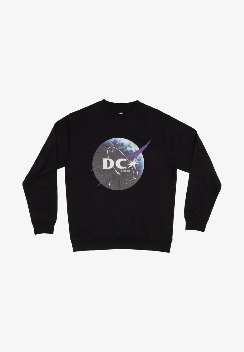 Schwarzer Sweatshirt mit einem kreisförmigen Grafikdesign, das planetarische Elemente zeigt, sowie dem weißen Text „DC SHOE CO“ und lila Akzenten und Sternen.