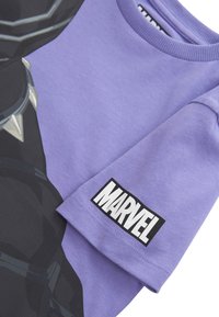 Next SHORT SLEEVE SUPERHERO LICENSE - Apdrukāts T-krekls - purple