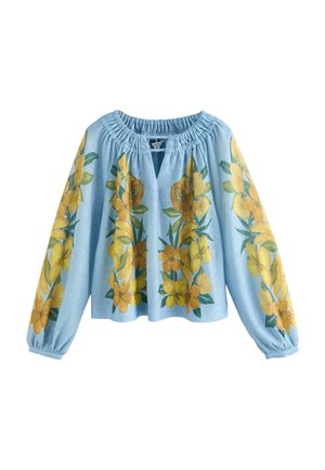Jasnoniebieska bluzka z długimi, bufkowatymi rękawami, marszczonym elastycznym dekoltem oraz żółtym nadrukiem kwiatowym na przodzie i rękawach.