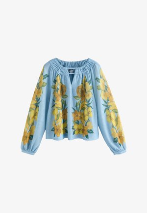 Bluza albastru deschis cu mâneci lungi bufante, guler strâns cu elastic și imprimeu floral galben pe față și pe mâneci.