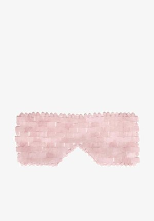 Różowa maska do spania wykonana z tkanej tkaniny o teksturowanym wzorze, z zaokrąglonymi krawędziami i koralikowymi ozdobami wzdłuż górnej krawędzi.