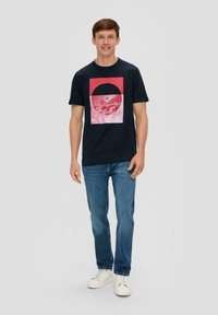 s.Oliver MIT FRONTPRINT - T-Shirt print - navy