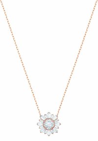 Collier chaîne en or rose avec un pendentif floral comprenant une pierre centrale ronde et des pierres claires taille baguette alternées formant un motif éclat d'étoile.