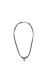 Collana in corda di pelle nera con accenti in metallo color argento e pendente affusolato. Chiusura regolabile con dettaglio a catena. Design minimalista.