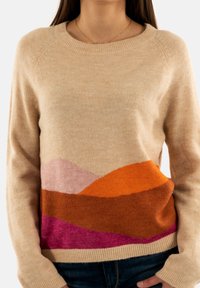 Suéter de punto en beige con una banda decorativa que presenta olas en rosa, naranja y púrpura. Cuello redondeado y puños acanalados. Textura suave.