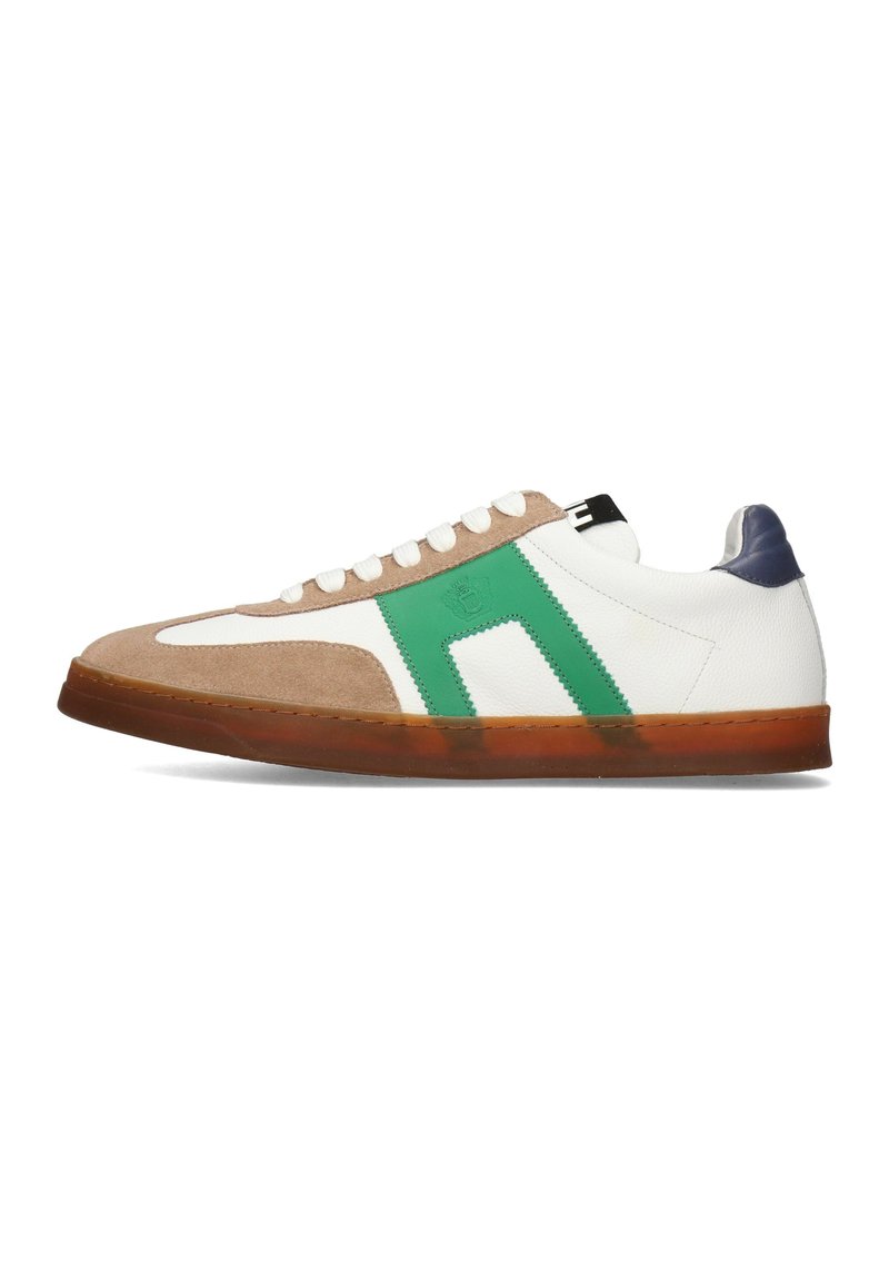 Weiße und beige Sneakers mit grünen Akzenten, aus Wildleder und Leder, rundem Zehenbereich, flacher Gummisohle und Schnürdesign.
