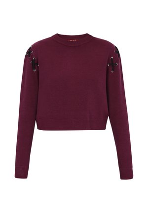 Suéter corto burdeos con un tejido texturizado, puños acanalados y detalles de encaje negro en los hombros. Cuello redondo clásico.