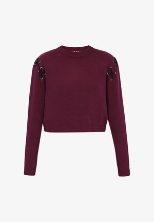 Suéter corto burdeos con un tejido texturizado, puños acanalados y detalles de encaje negro en los hombros. Cuello redondo clásico.