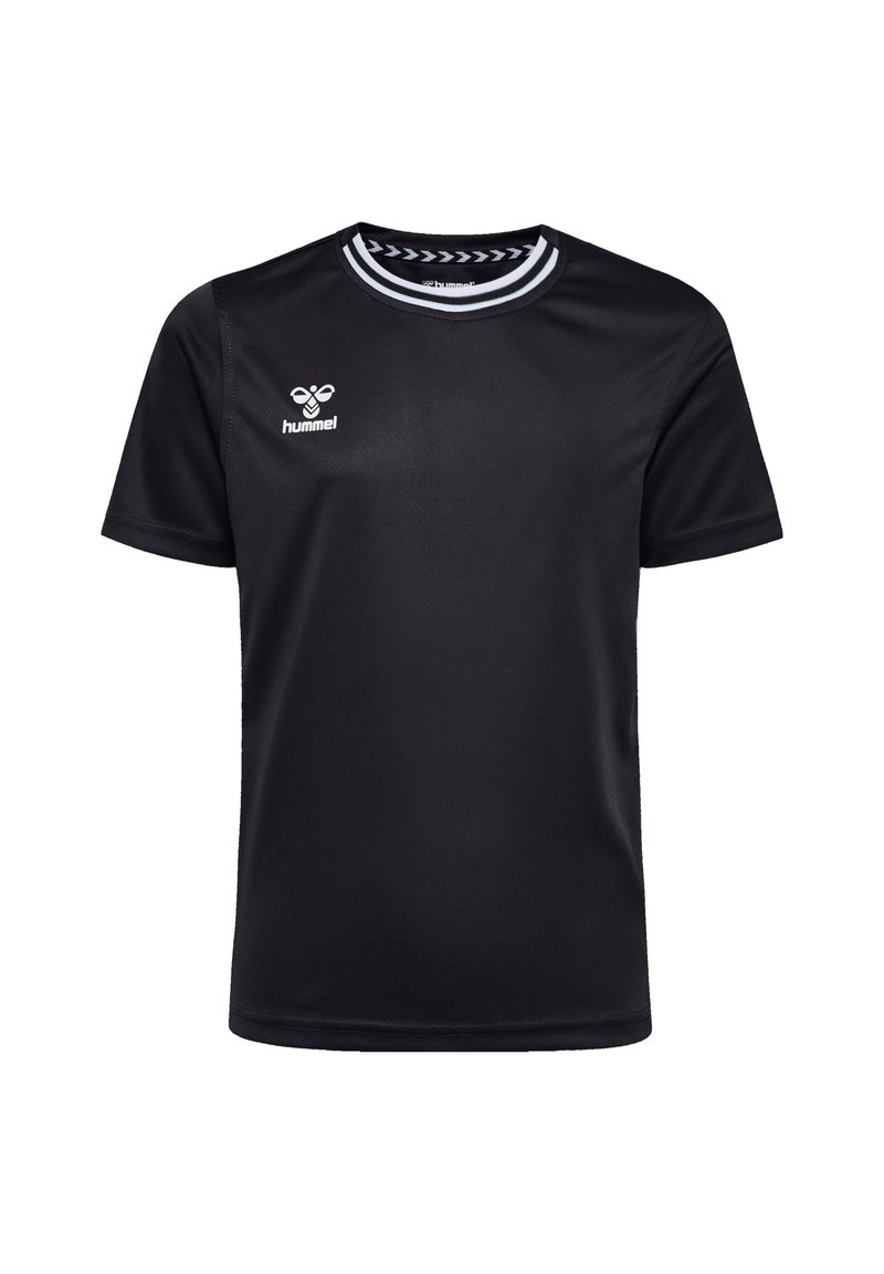Svart sportt-shirt tillverkad av slät tyg. Har rundad hals med vita ränder och Hummel-logotypen på vänster bröst.