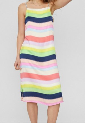 Frau trägt ein ärmelloses, knielanges Kleid mit mehrfarbigen horizontalen Streifen in Pastell- und dunklen Tönen auf hellem Hintergrund.