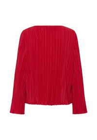 Blusa rossa a maniche lunghe con pieghe verticali e ampio scollo a barca, mostrata da dietro su uno sfondo bianco.