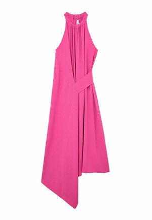 Mouweloze felroze jurk met hoge halslijn, geplooide stof bij de kraag, asymmetrische zoom en een stoffen ceintuur gestrikt in de taille.