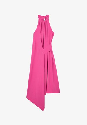 Mouweloze felroze jurk met hoge halslijn, geplooide stof bij de kraag, asymmetrische zoom en een stoffen ceintuur gestrikt in de taille.