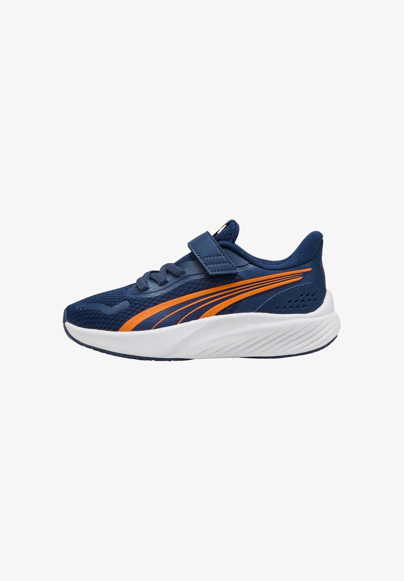 Scarpa sportiva blu navy con strisce arancioni, tomaia in rete, cinturino in Velcro, collare imbottito e suola bianca progettata per comfort e trazione.