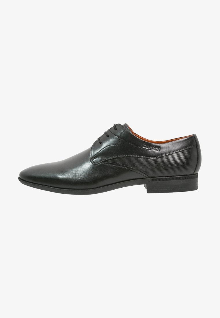 Chaussure habillée pour homme en cuir noir avec bout pointu, fermeture à lacets, détails texturés au talon, et petit talon empilé.