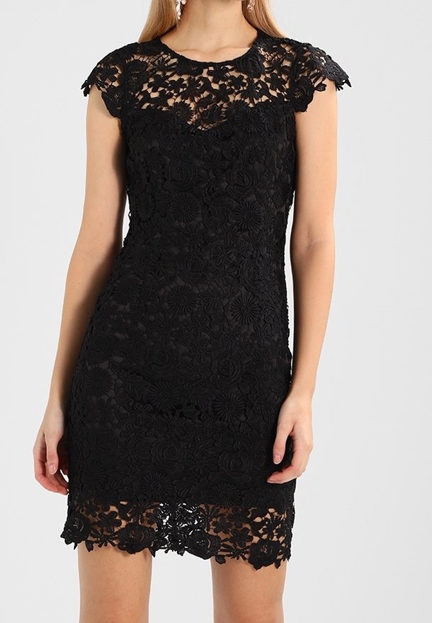 Femme portant une robe noire ajustée en dentelle florale avec des manches courtes et des détails en dentelle transparente au niveau de l'encolure et de l'ourlet.