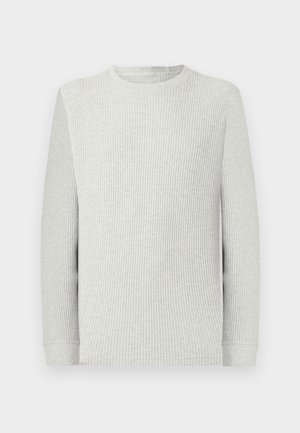 Hellgrauer Pullover mit Rundhalsausschnitt aus Waffelstrick, langärmelig, mit gerippten Bündchen und strukturiertem Stoff.