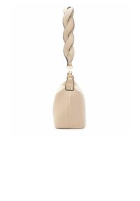 Bolso de mano de cuero beige con una forma estructurada, que cuenta con un asa superior trenzada y detalles metálicos dorados. Textura suave con un sutil detalle de veta.