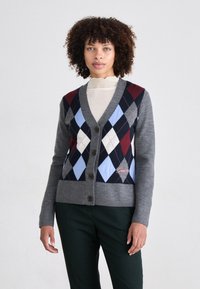 Grå cardigan med argyle-mønster i marineblå, lyseblå og burgunder. Har V-hals, knappelukking og broderte detaljer.