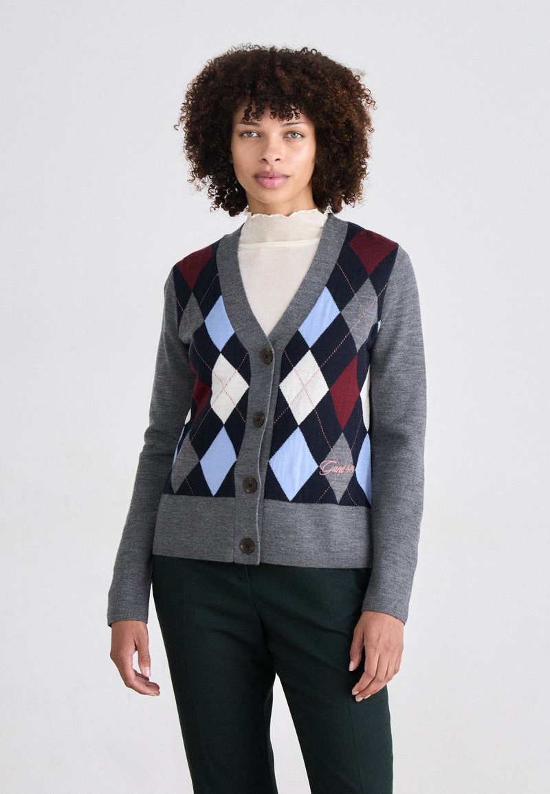 Grå cardigan med argyle-mønster i marineblå, lyseblå og burgunder. Har V-hals, knappelukking og broderte detaljer.