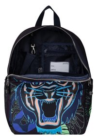 Rugzak met een blauw tijgerprint op een donkere achtergrond, voorzien van een handvat aan de bovenkant, ritssluiting en meerdere binnenzakken en compartimenten.