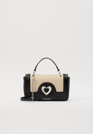 Fekete és bézs női táska szintetikus anyagból, szív mintával, ezüst színű fém kiegészítőkkel és láncos pánttal. A márka neve a táska elején látható.
